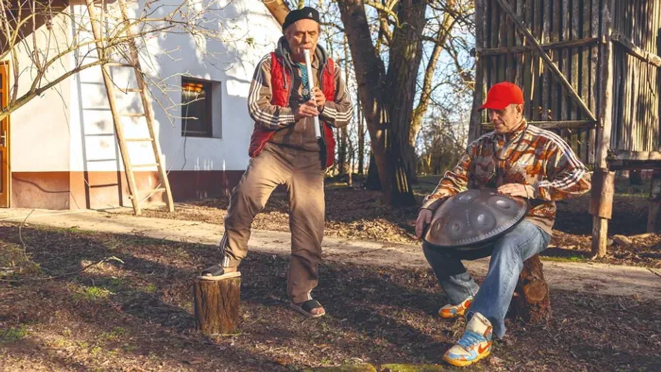 Megszólalt Laár András: két fiatallal él együtt egy tanyán