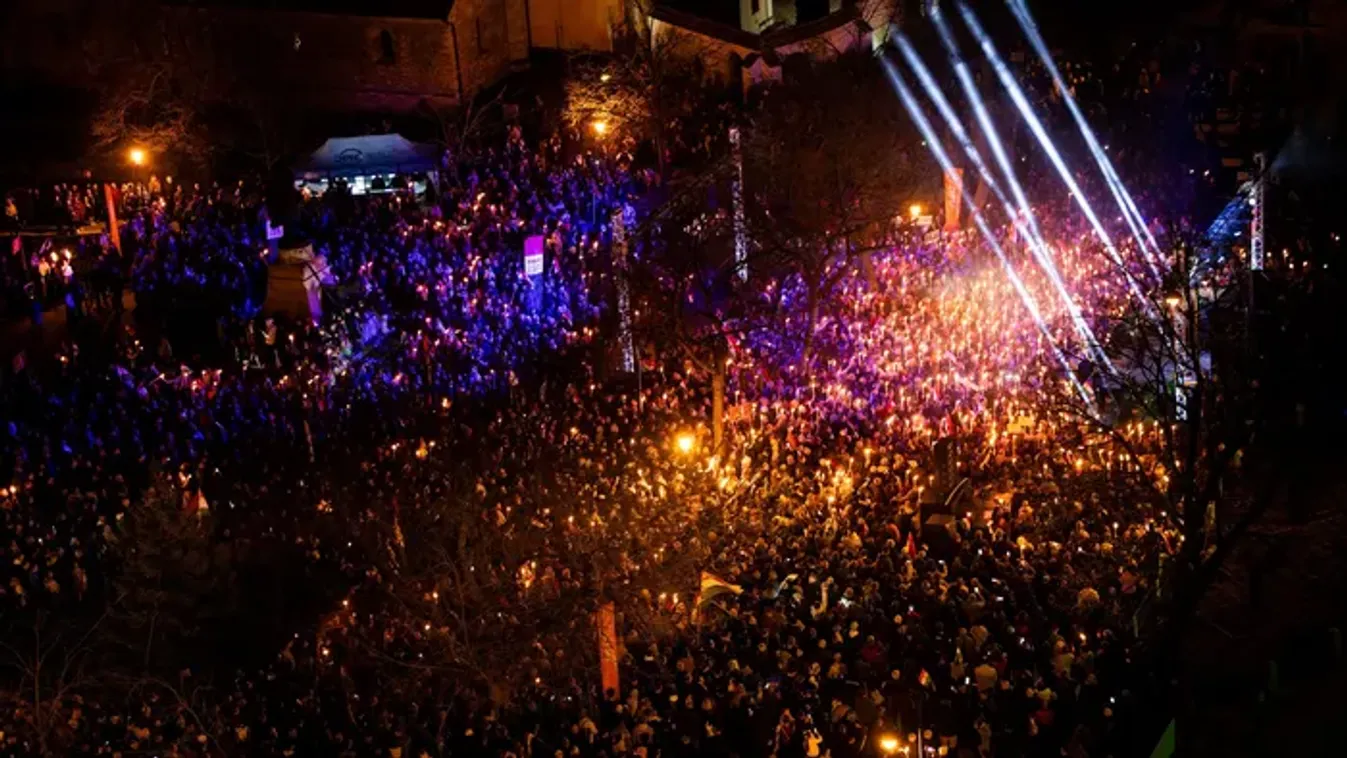 Elképesztő drónfotók érkeztek: teljesen megtelt a Főtér