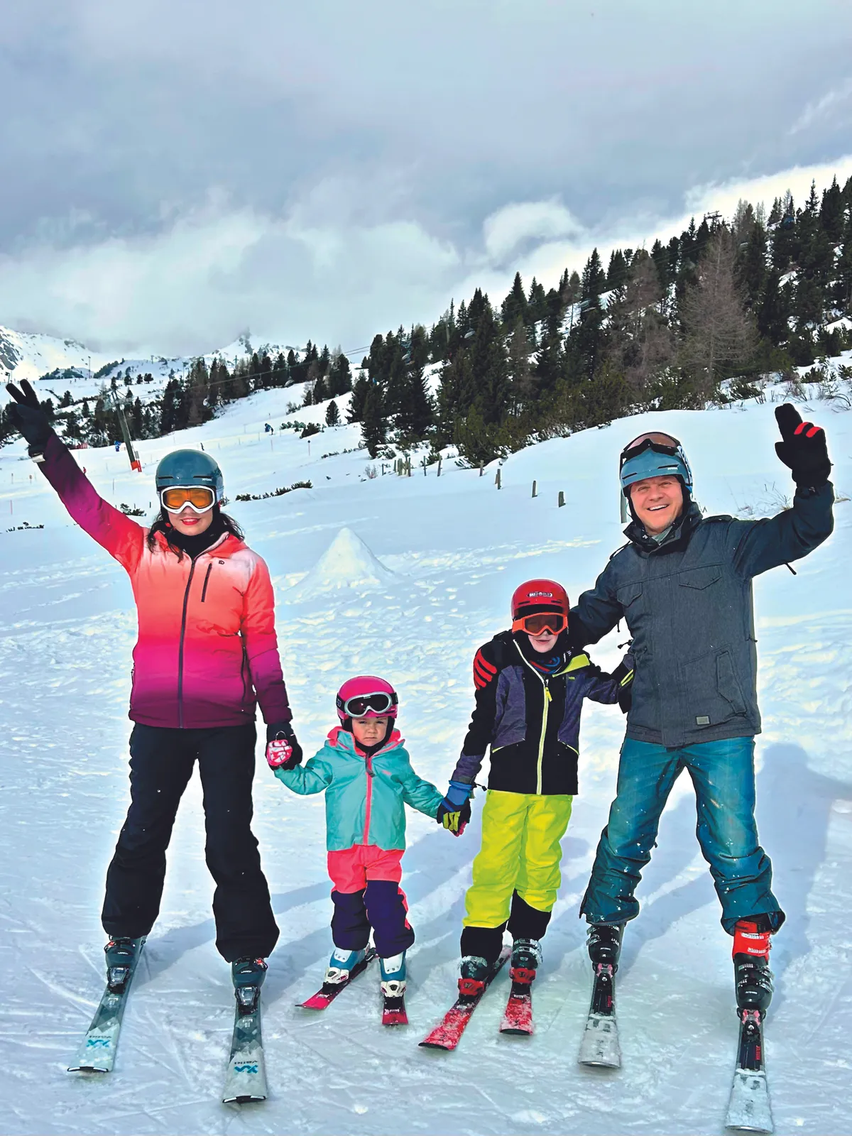 Gönczi Gábor és a csaádja síelés közben 