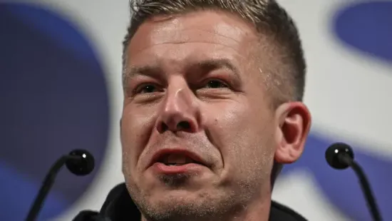 Ábrahám Róbert a tiszás drogbotrányról: Magyar Péter szipogva magyarázkodik, be van állva a kokaintól