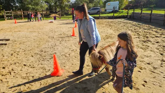 Lovak és kutyák segítségével tanítják a gyerekeket Bükkábrányban