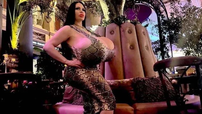 Ez a nő még Baj Angelikát is lenyomja mellméretben – Fotók