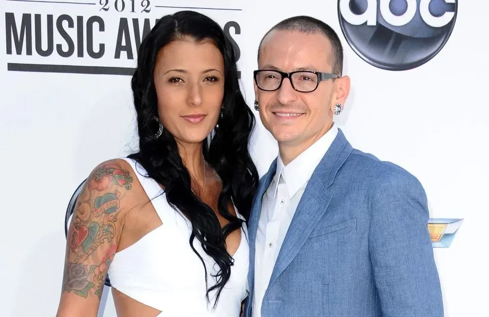 alt=Chester Bennington a második feleségével, Talinda Ann Bentley-vel egy nyilvános eseményen pózol 
