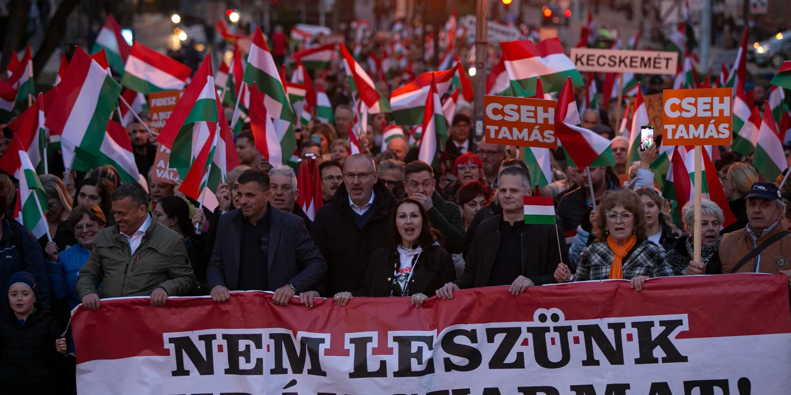 Gyűlik a tömeg: rengetegen várják Orbán Viktort Kecskeméten