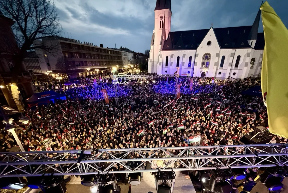 Hatalmas tömeg várta Orbán Viktort a kaposvári békemeneten.
