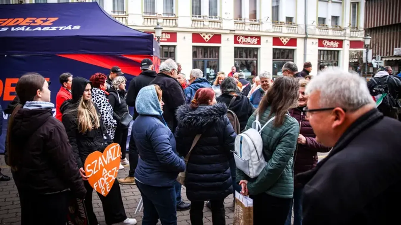 Hatalmas tömeg várja Békéscsabán Orbán Viktort - fotók