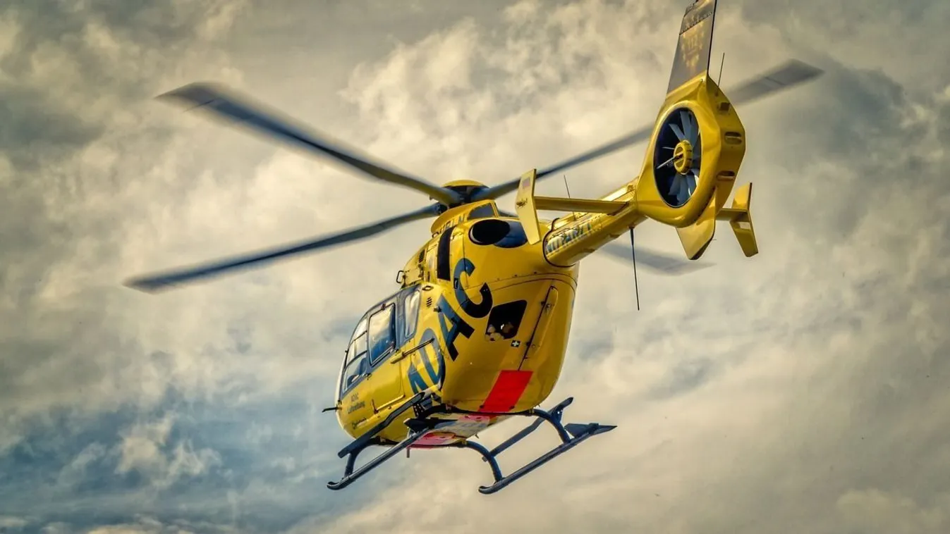 Mentőhelikopter landolt a sztrádán: magyar sofőr az áldozat - helyszíni fotó