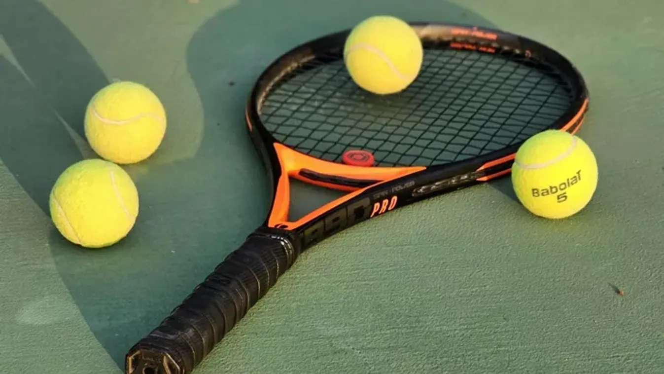 Kipakolta hatalmas dekoltázsát a szexi teniszezőlány