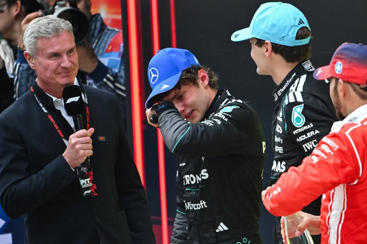 Örömkönnyeit törölgetve nyilatkozott David Coulthardanak a 19 éves F1-futamgyőztes Kimi Antonelli