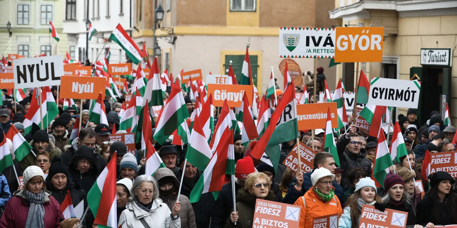 Elképesztő a tömeg Győrben, friss fotók az országjárásról