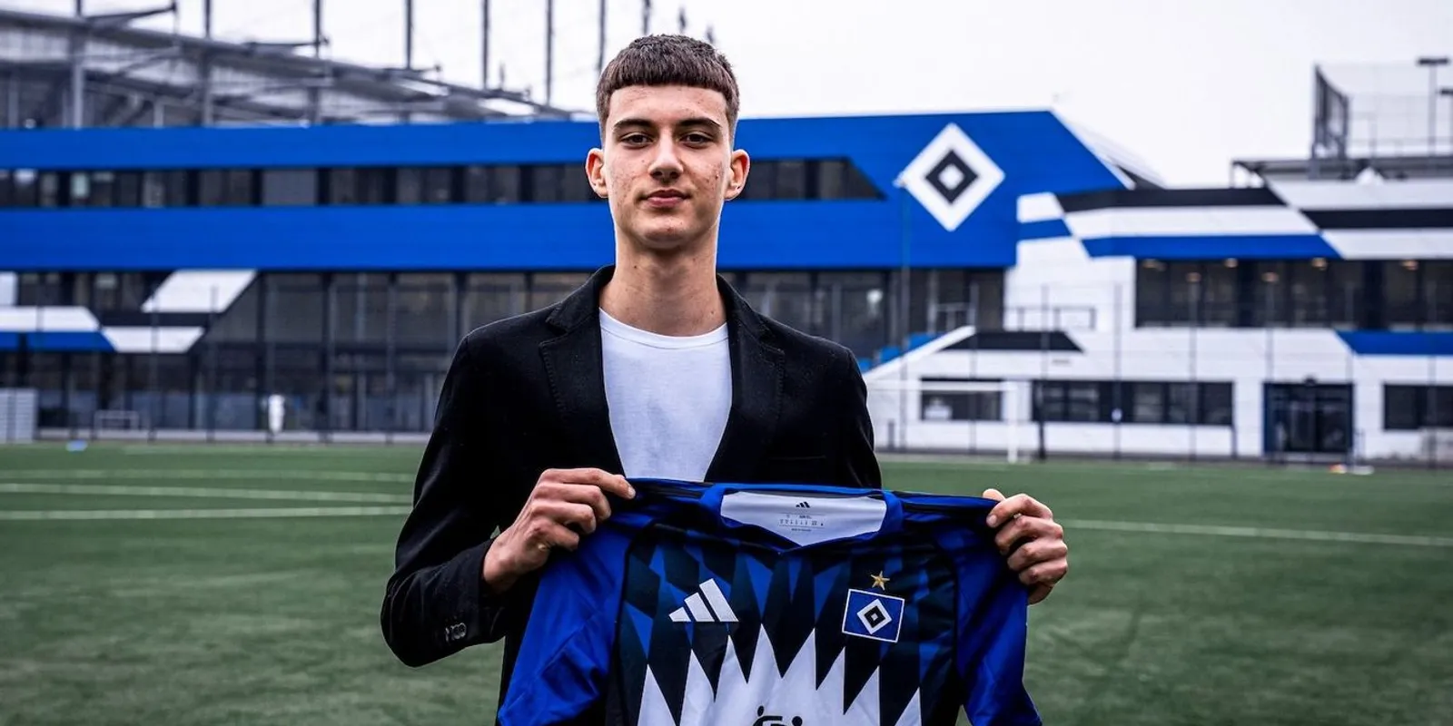 Eurómiliókat fizettek a 16 éves focistáért