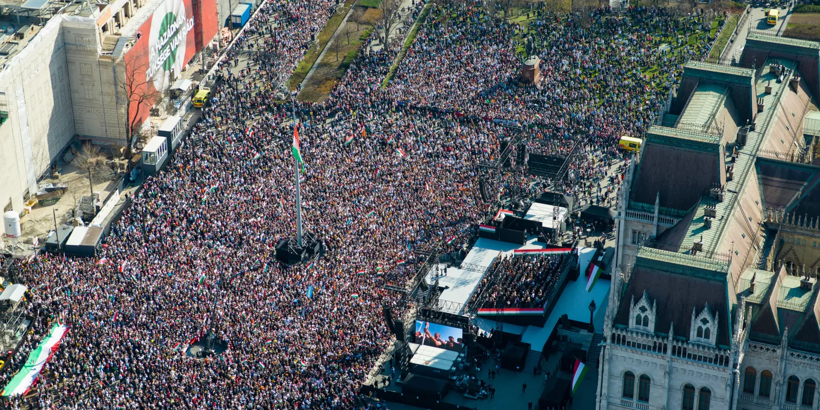 Hatalmas tömeg, rengeteg sztár: Ilyen volt a Békemenet