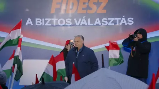 A szakadó eső ellenére is rengetegen voltak Orbán Viktor szolnoki országjárásán