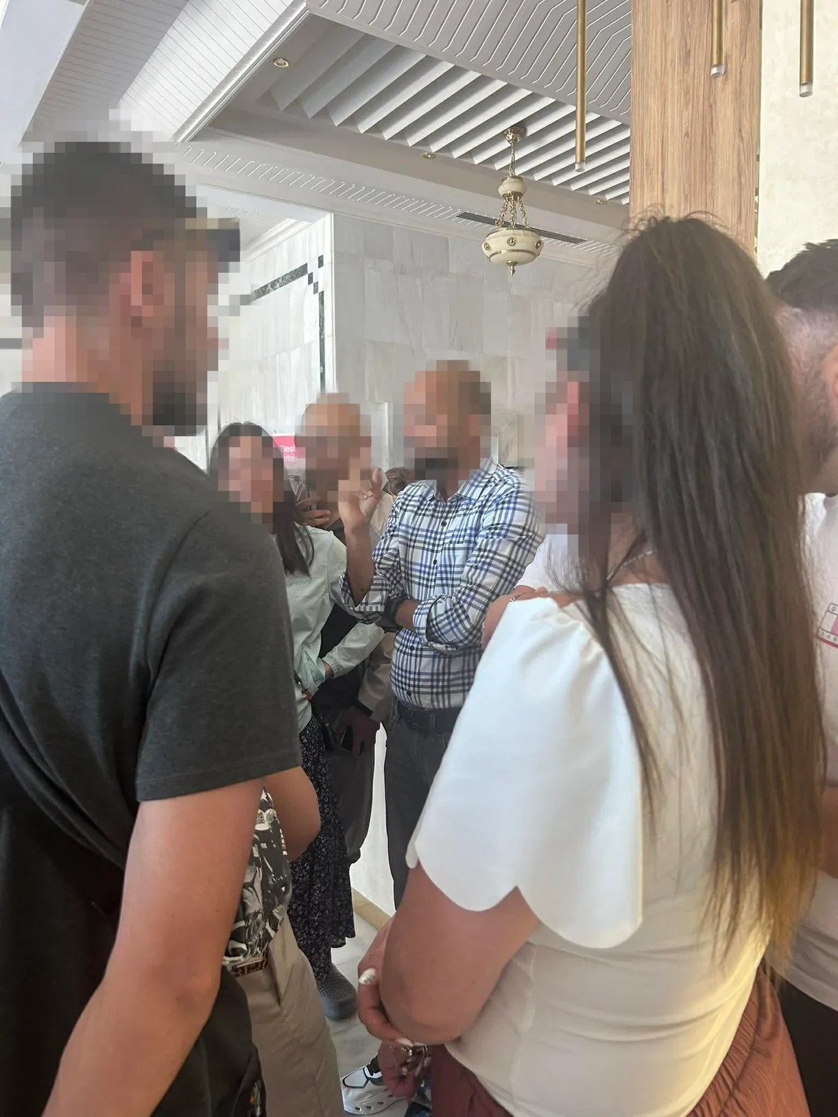 A hotel aulájában gyűltek össze a megbeszélésre: a repülőtársaság állja a szállodai költséget