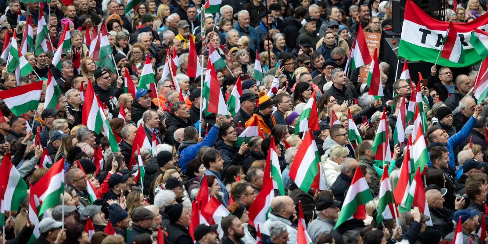Békéscsabán megtelt a Szent István tér