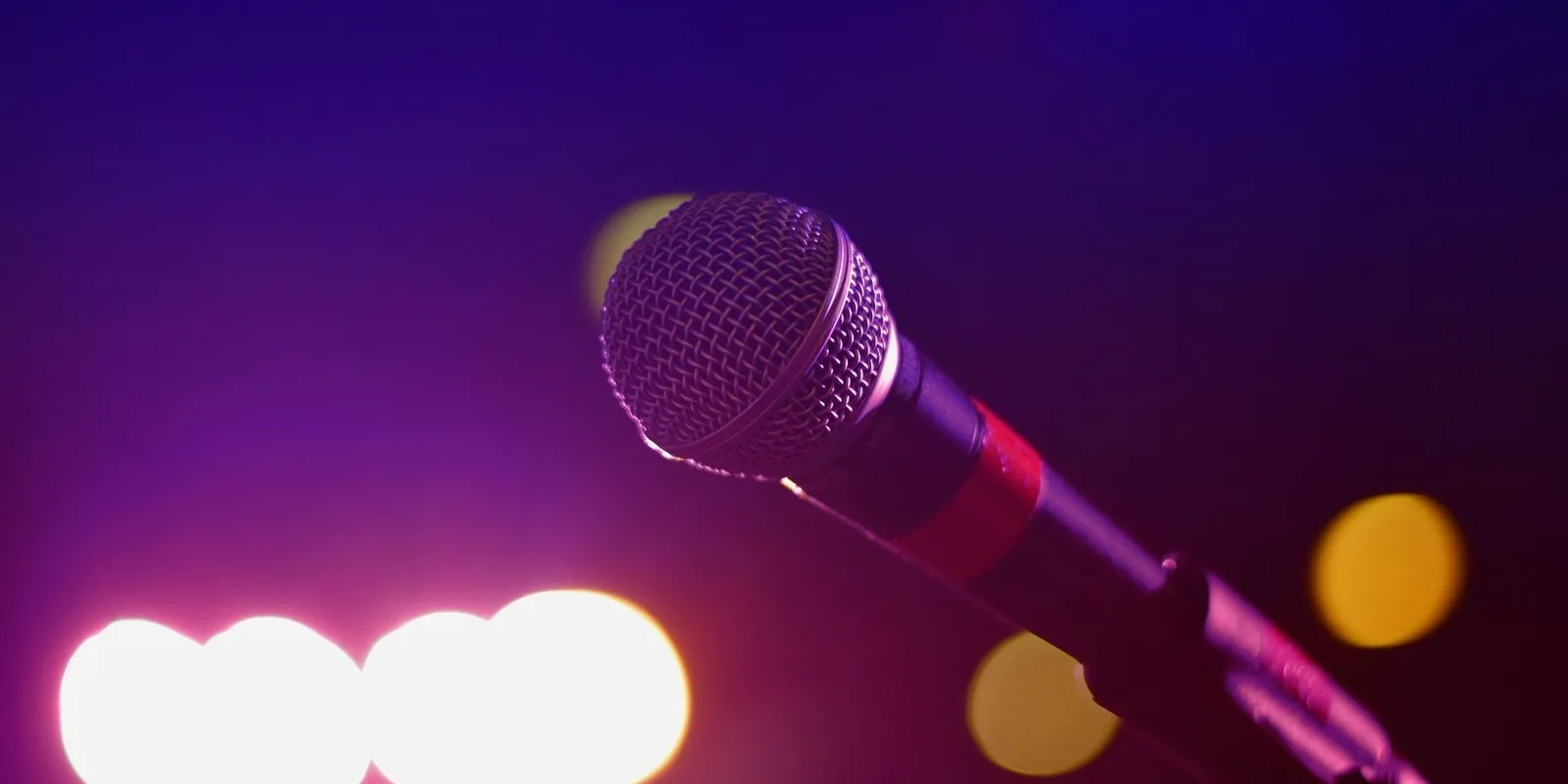 Rajongója sebesítette meg a híres énekest koncert közben