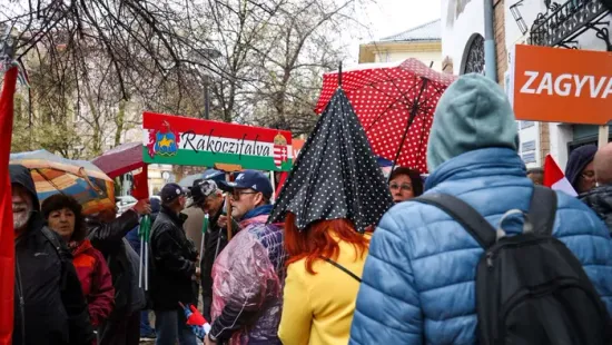 Gyülekezik a tömeg Szolnokon – telt házas Békemenet készülődik