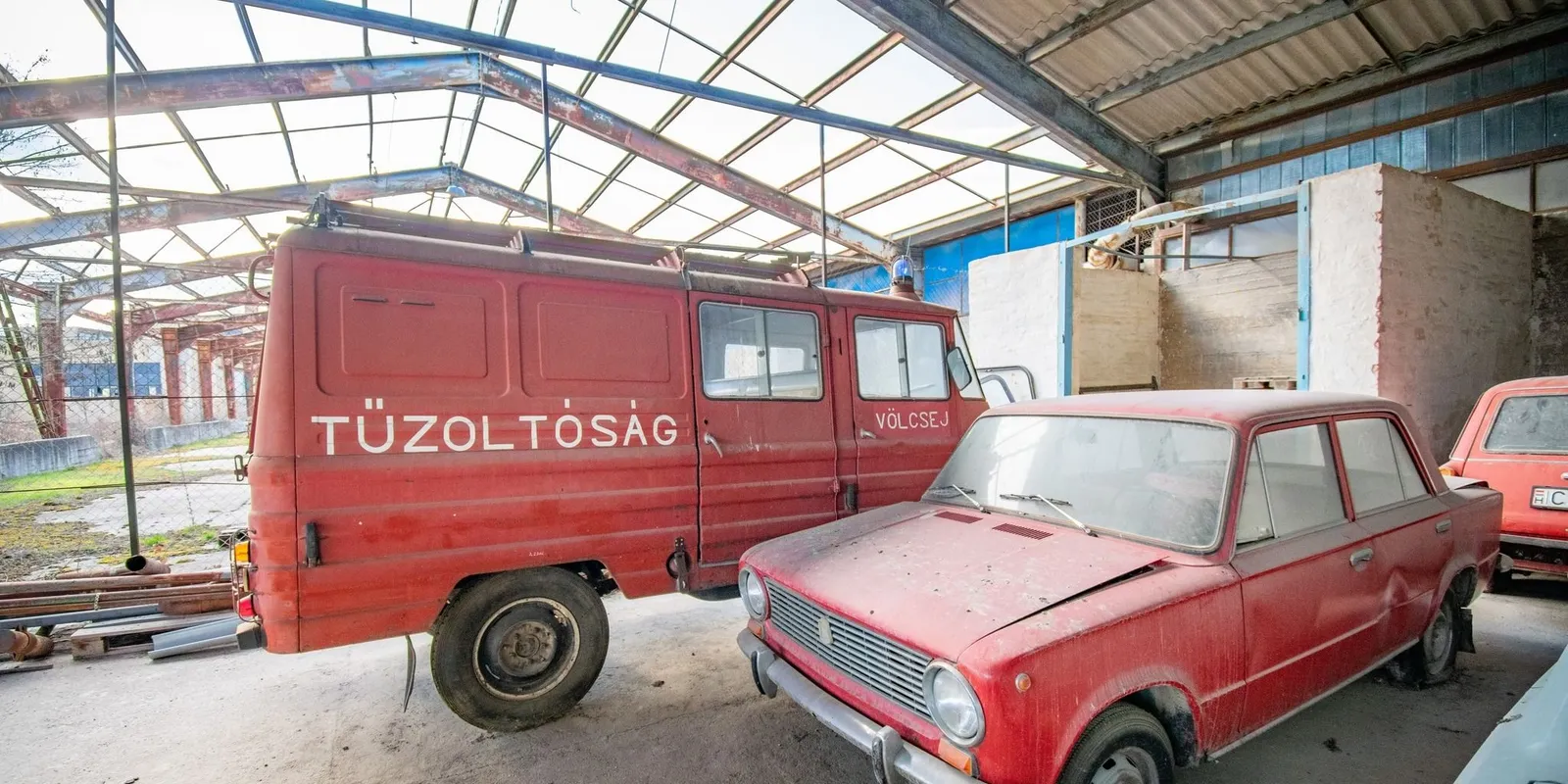 Wartburg és Lada: titkos magyar autótemetőre bukkantak egy gyár udvarában – Galéria!