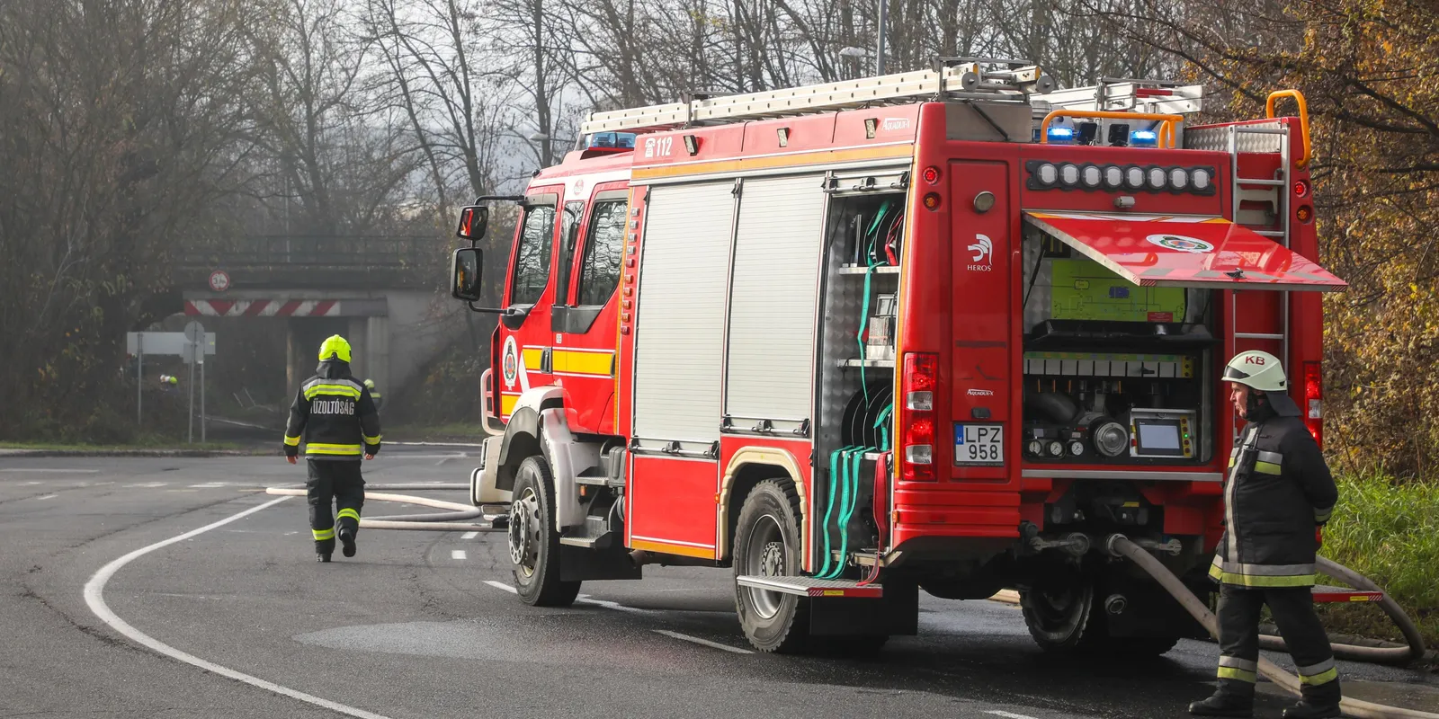  Fának csapódott egy autó, feszítővágóval kellett menteni