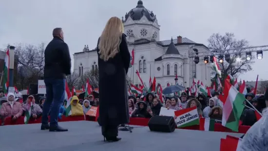 Hihetetlen hangulat: Orbán Viktor országjárását Curtis és Radics Gigi lenyűgöző előadása nyitotta meg Szolnokon