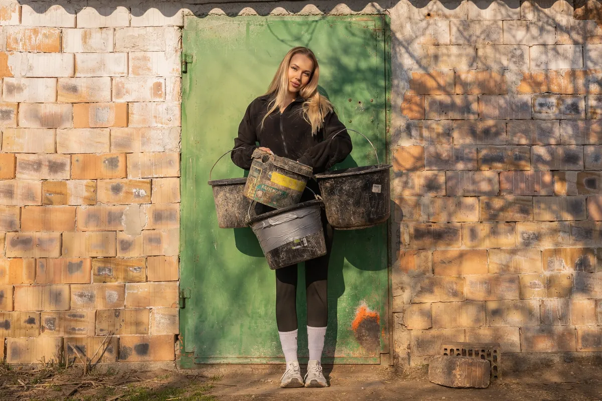 Műkörömmel is kiválóan tudja etetni az állatokat, nem érdekli ha köszös lesz