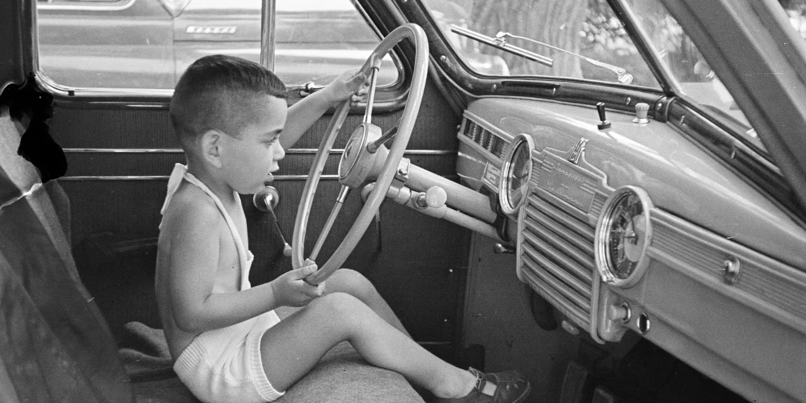 Melyik járműmárkáról van szó a kormánykerék alapján?