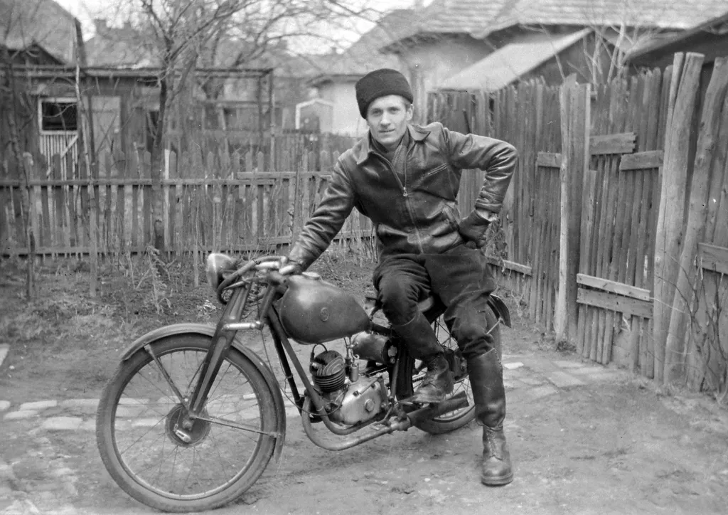 Magyar gyártmányú Csepel 100 motorkerékpár 1952. Fotó: Fortepan