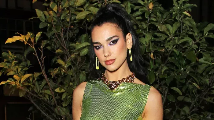 Eszméletlenül mély dekoltázst villantott Dua Lipa