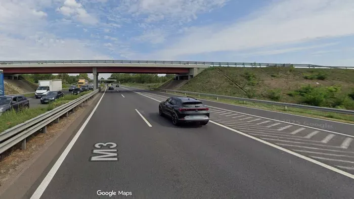 Kövekkel dobálták meg Kata autóját a felüljáróról