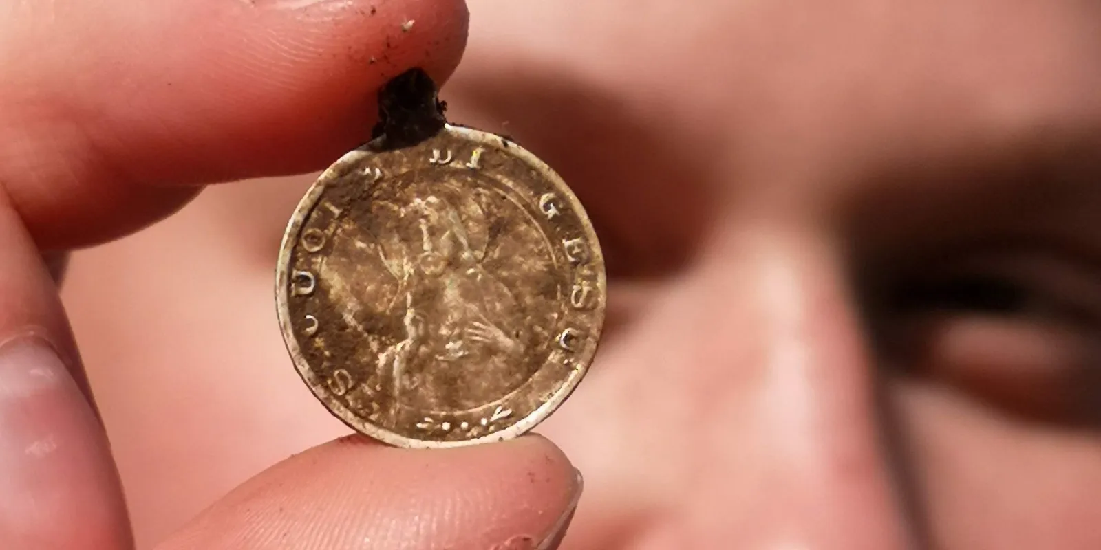 Ezer éves ezüstérmék tettek milliomossá egy kincskeresőpárt