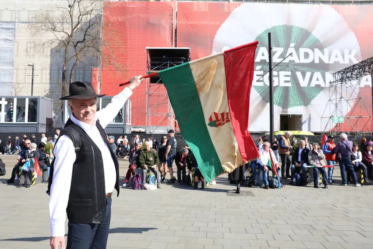 Virt László és a zászló, amely évtizedek óta őrzi a harok nyomát
