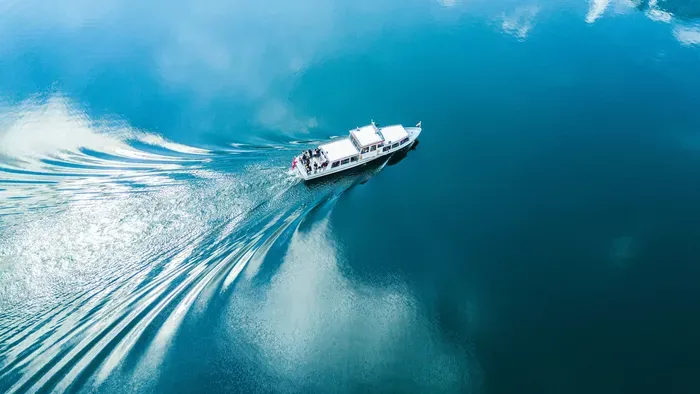 Egy égő hajóból mentették ki a férfit, de nem hálálta meg