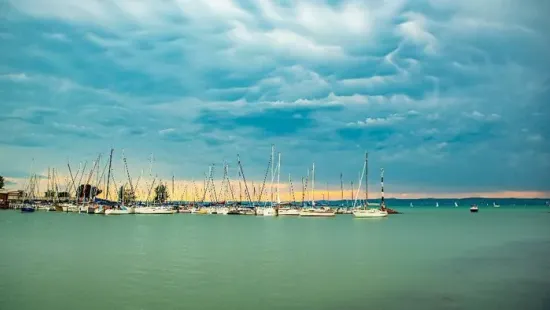 Égi csoda a zivatar után: látványos mammák jelentek meg a Balaton felett