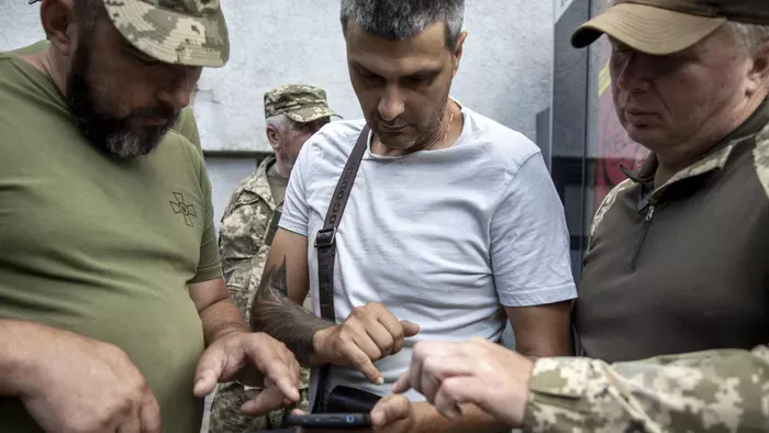 Botokkal támadtak romák az ukrán toborzótisztekre