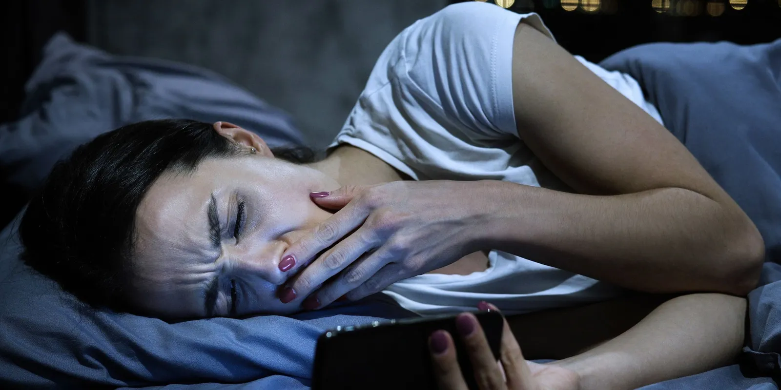 5 tárgy, amit ne tegyél az ágyhoz, mert nem tudsz aludni