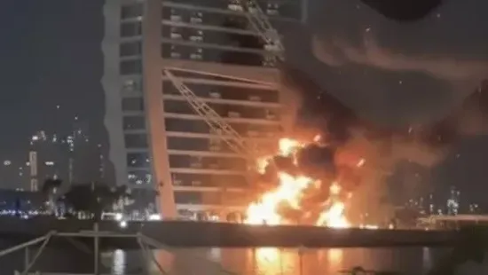 Lángokban állt Dubaj ikonikus szállodája, az iráni támadás áldozata lett a Burdzs al-Arab