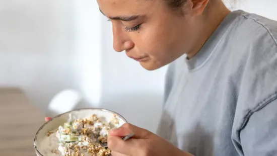 Villával enni a gabonapelyhet? Kiakasztotta az illemszakértő az embereket