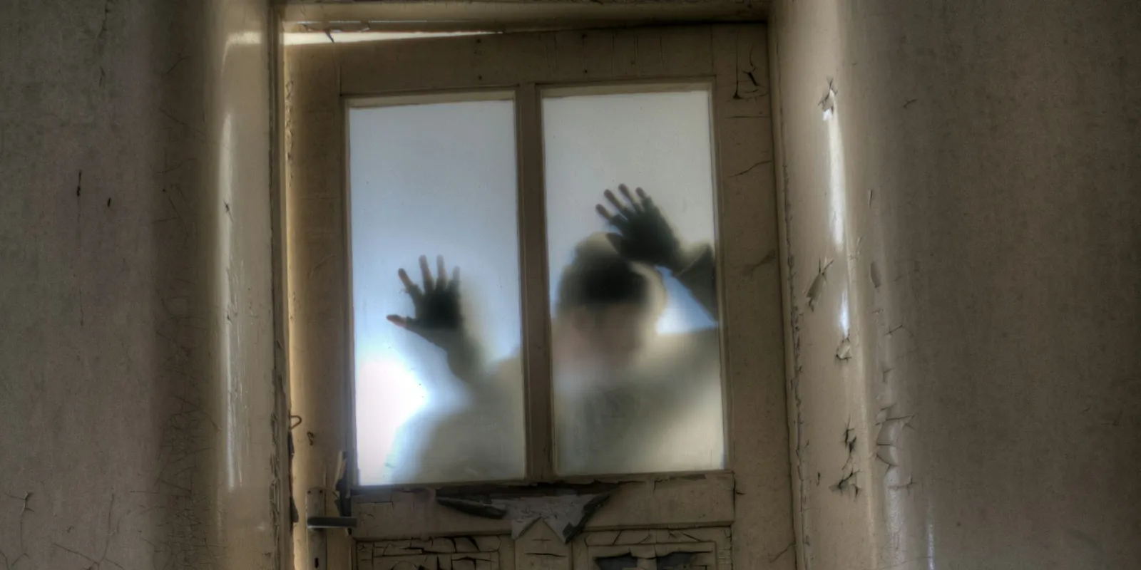 Kísértetházba költöztek, menekülniük kellett