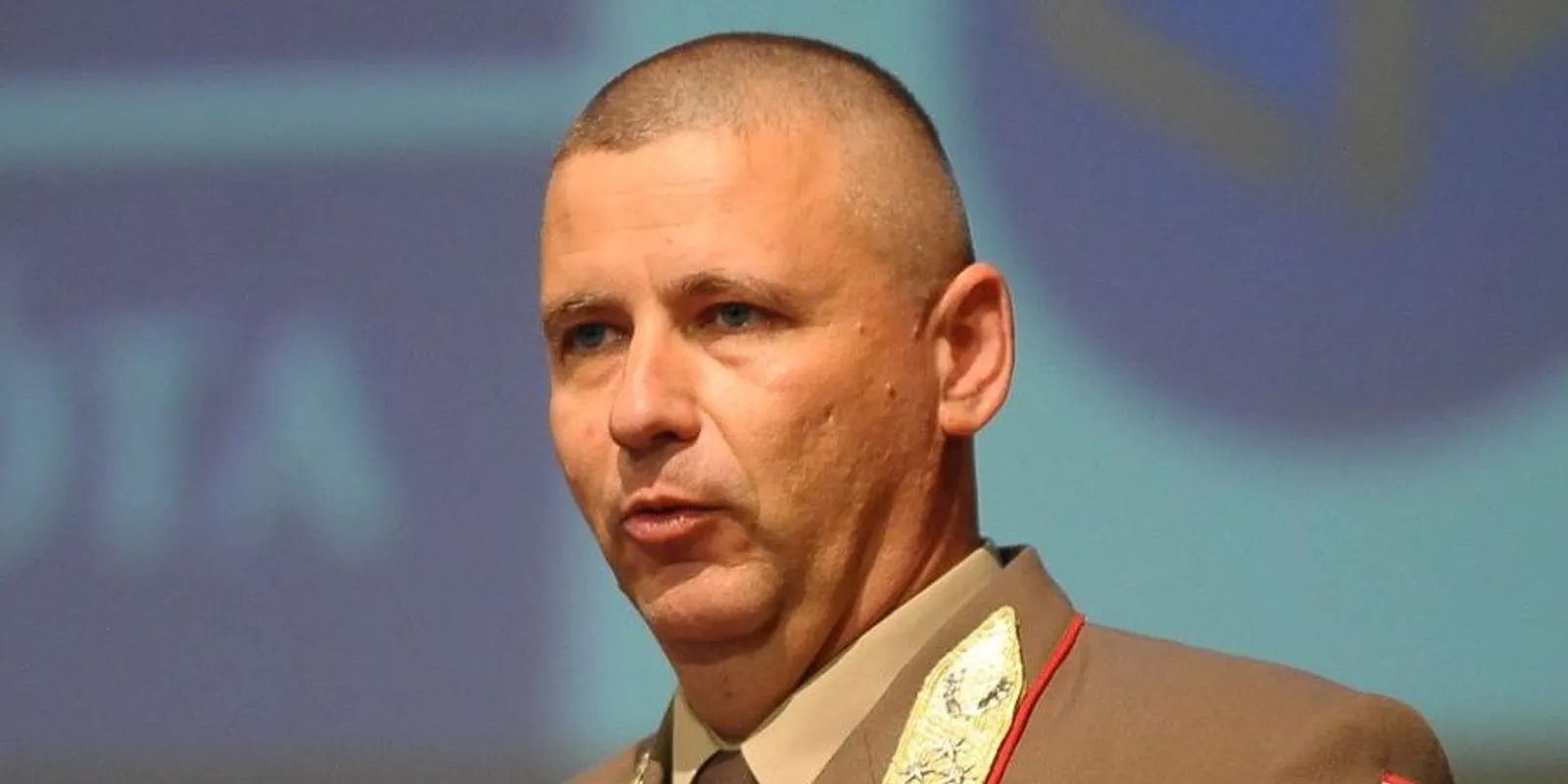 Elmenekült a Hír TV riportere elől Ruszin-Szendi Romulusz