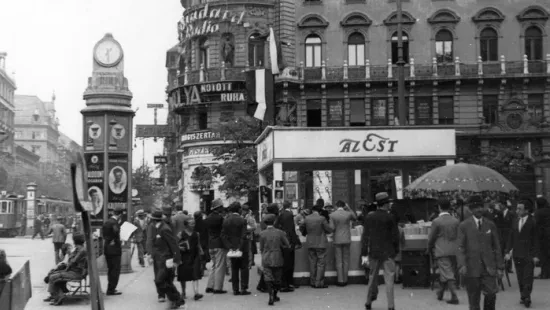 Retró galéria: ilyenek voltak a romantikus találkozások a köztéri órák alatt