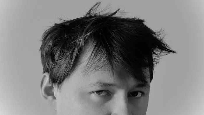 Ritka betegség miatt tépkedi ki a saját szemöldökét a férfi