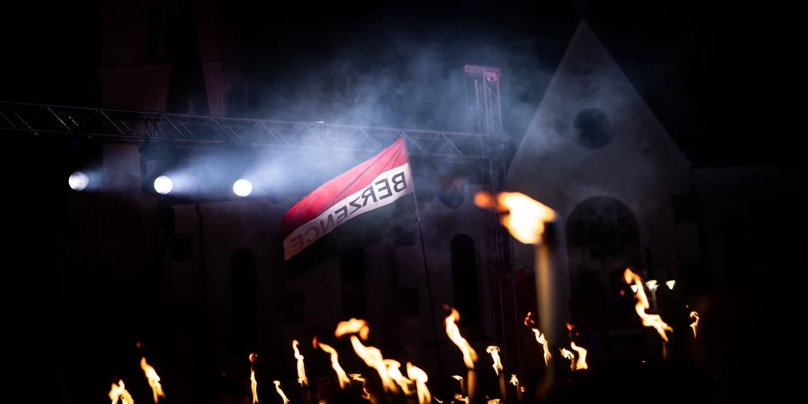 Sorra gyulladtak fel a fáklyák a kaposvári békemeneten