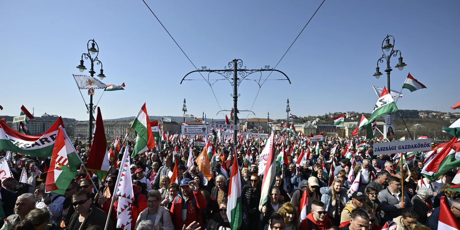 Kis Grófo is a Békemenet elején vonul