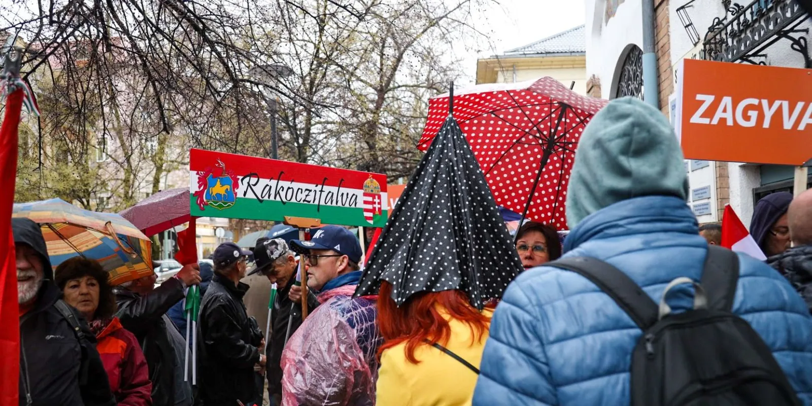 Gyülekezik a tömeg Szolnokon: telt házas Békemenet készülődik