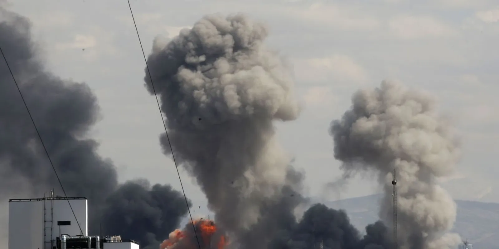 Irán most egy bahreni szállodát bombázott