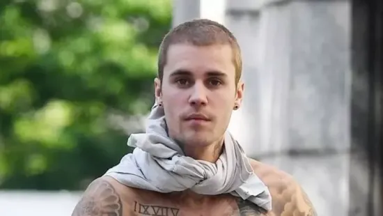 A négy fal közé szorult: a házat sem hagyhatja el a férfi, aki kiköpött mása a világsztárnak