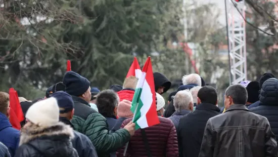 Itt vannak az első fotók: gyűlik a tömeg Veszprémben