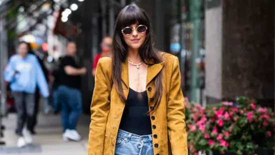 Dakota Johnson ledobta a bugyit, egy szál melltartóban nyújtózkodott a kanapén