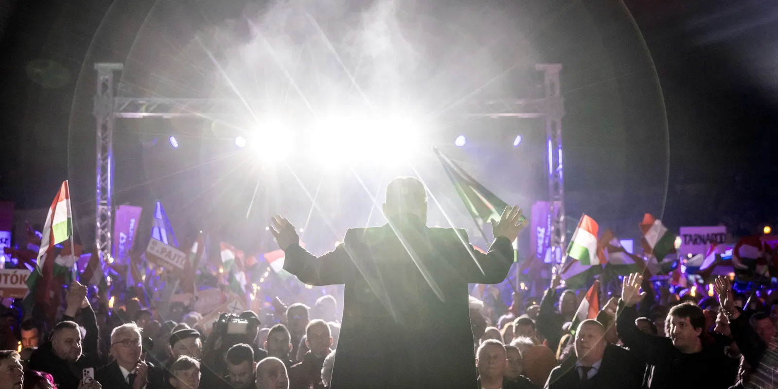 Végigskandálták az emberek Orbán Viktor beszédét Egerben