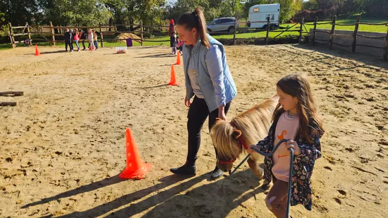 Lovak és kutyák segítik a gyerekeket Bükkábrányban